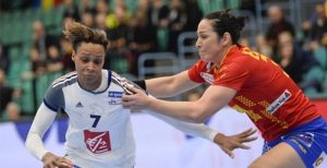 Allison Pineau (FRA) intenta superar a Patri Elorza (ESP - Fotografía: RFEBM