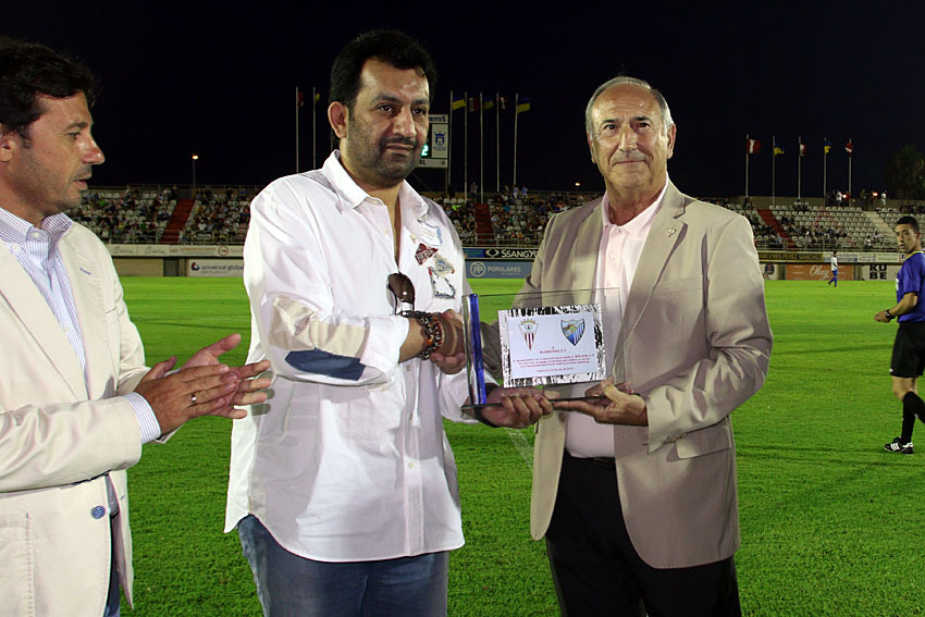 Entrega al presidente Al Thani de la placa conmemorativa. Foto: Desmarque.com