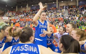 Italia celebrando su medalla de plata / Foto vía: FIBA
