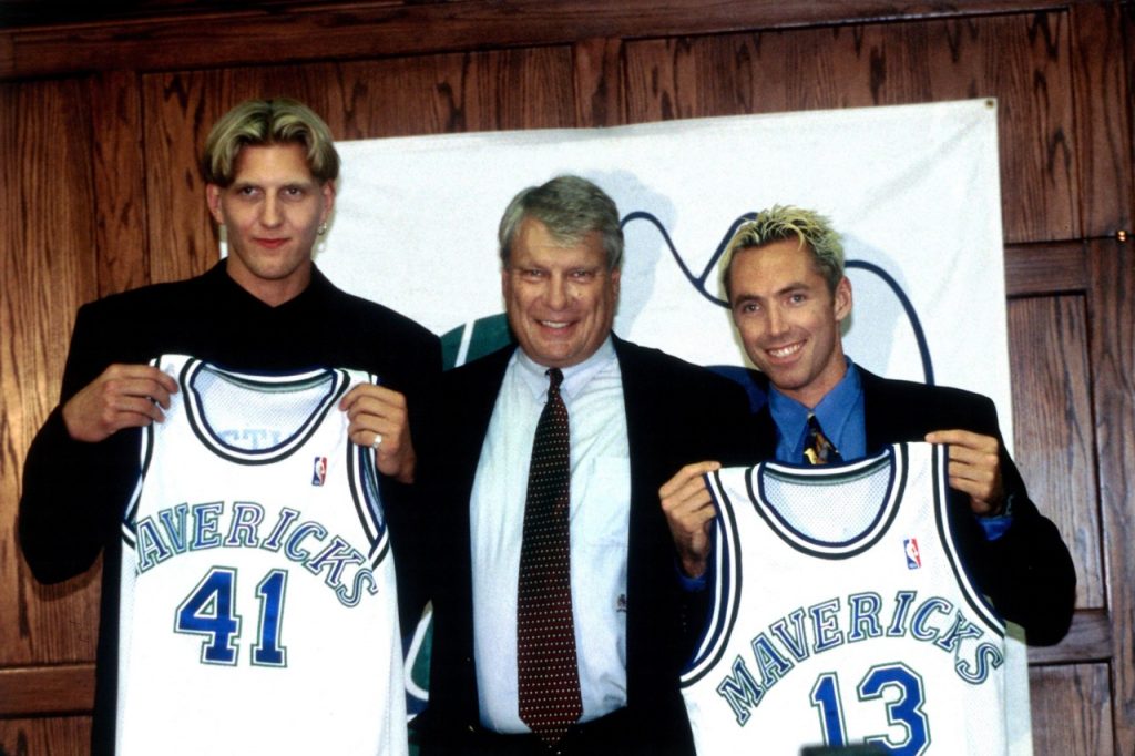 Nash y Nowitzki llegaron juntos a Dallas Mavericks en 1998 - Foto vía somosbasket.com