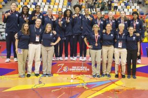 Selección estadounidense con la medalla de bronce / Foto vía: FIBA