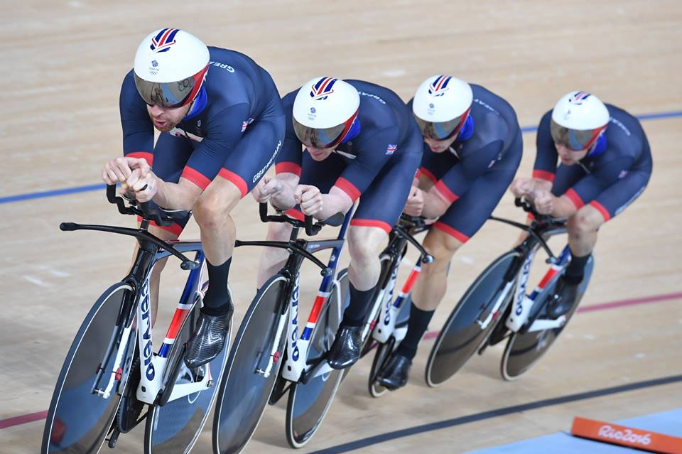 La cuarteta británica, lidereada por Sir Bradley Wiggings, volando hacia el oro. Fuente: uci.ch