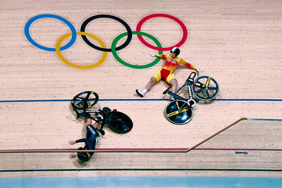La española Tania Calvo sufrió una caída en la primera ronda del Keirin femenino. Fuente: uci.ch
