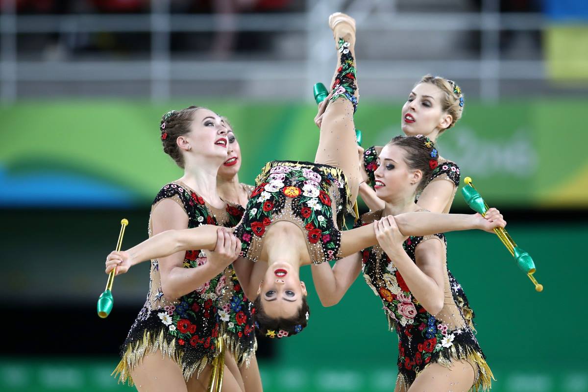 El quipo ruso realizando el ejercicio (Fuente: Página de Facebook "Russia National Team in Rhythmic Gymnastics"). 
