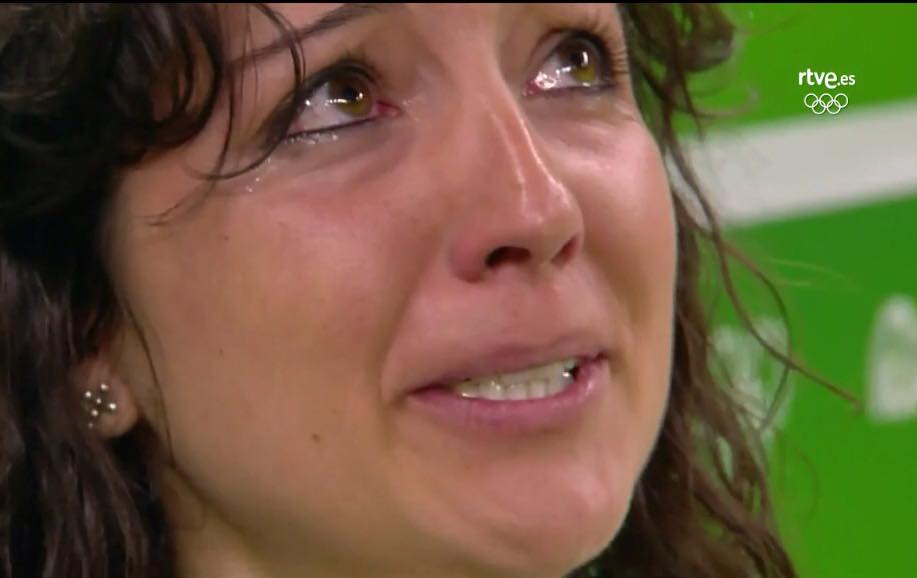 Sara Bayon emocionada tras el ejercicio del equipo (Fuente: Página de Inforitmica en Facebook)