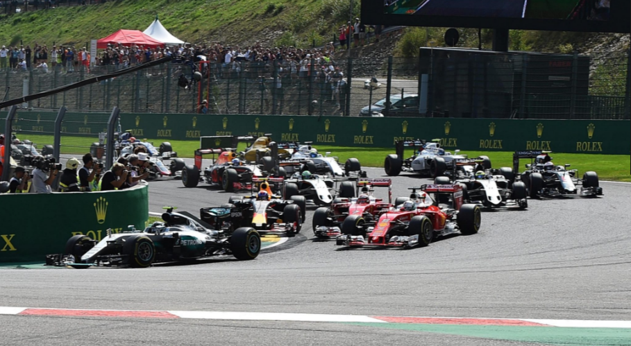 Primera curva con Max, Kimi y Seb en paralelo justo antes del toque. Vía F1.com