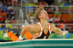 Epke Zonderland en plena caída del aparato. Fuente: The Washington Post