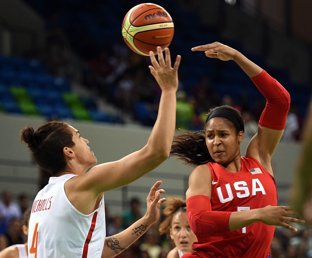 Maya Moore ante Laura Nicholls | Foto vía; FIBA