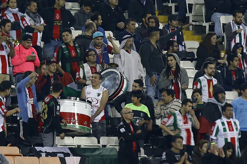 Los hinchas de Palestino se hicieron presentes en el recinto de Colo Colo. Vía @soychilecl