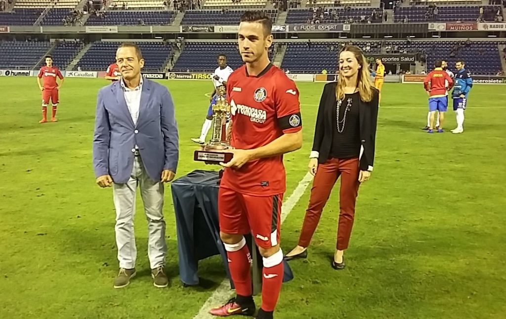 Alvaro recoge trofeo 