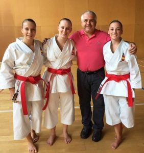 Equipo femenino de kata junto al presidente en funciones de la RFEK Y DA, vía RFEKyDA
