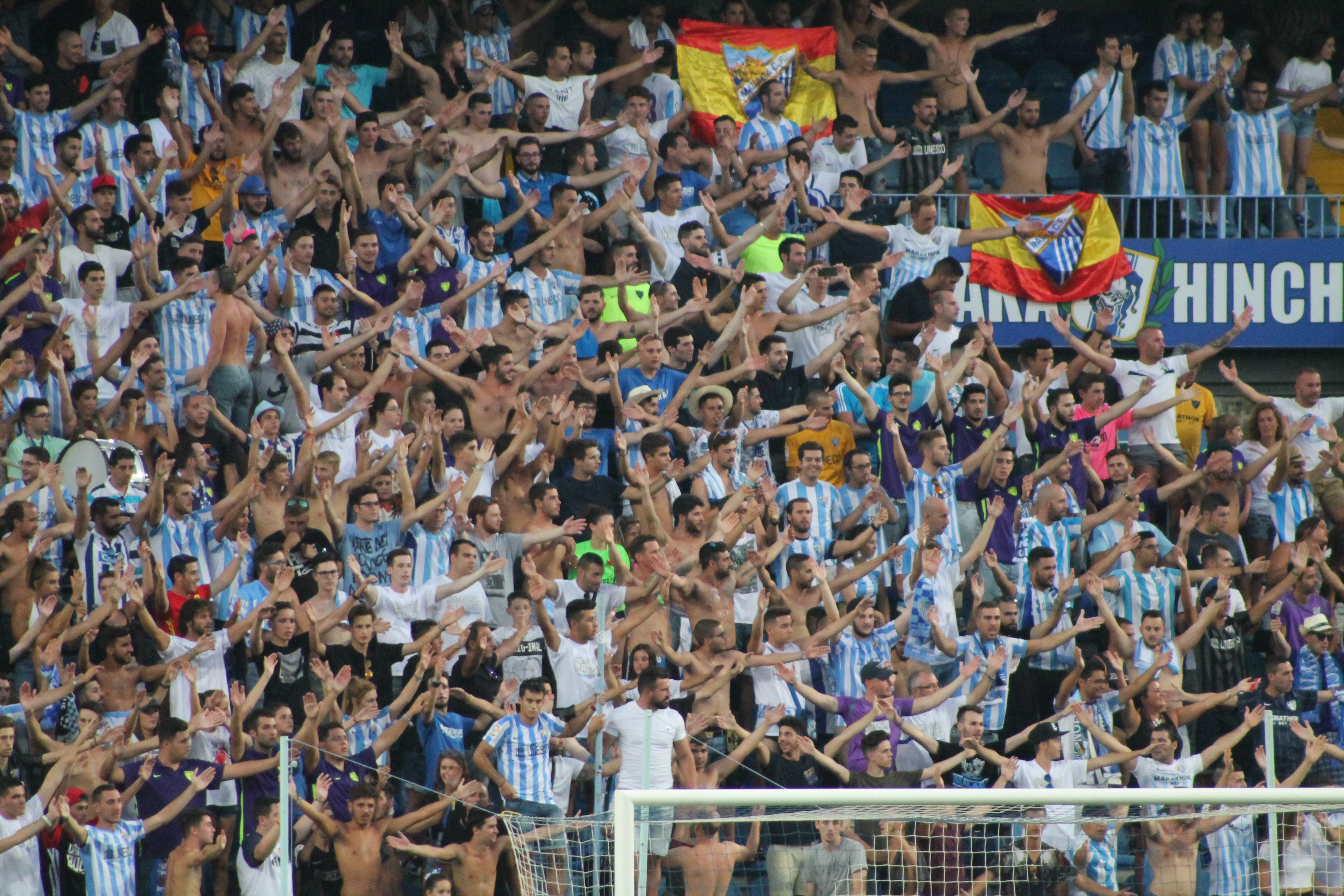 Grada malaguista animando al equipo. Foto Sexto Anillo.