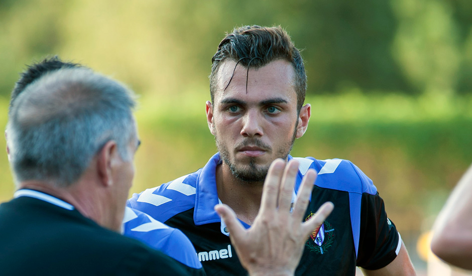 Jordán recibe las instrucciones de Paco Herrera durante un entrenamiento (Foto: Real Valladolid)
