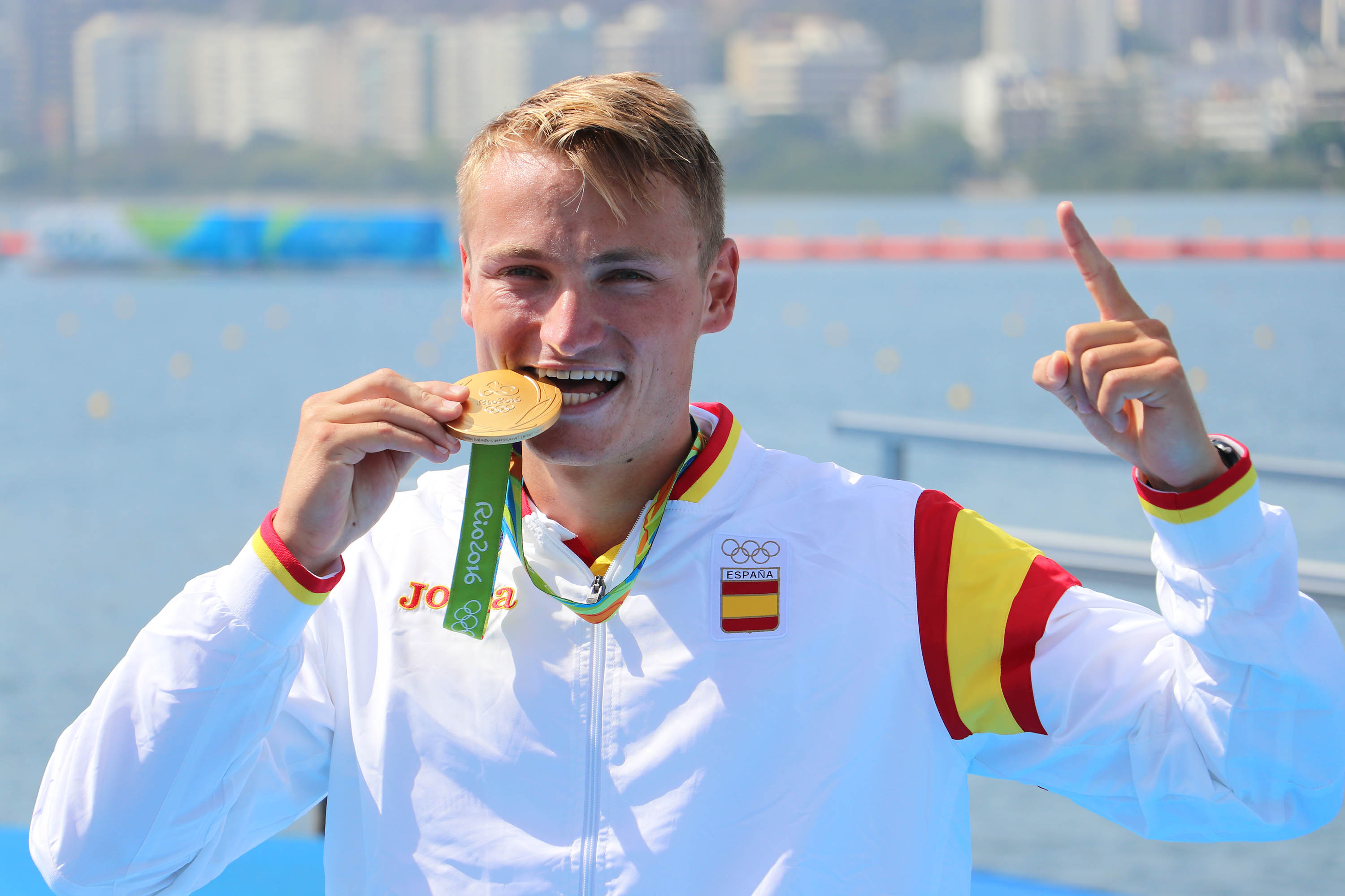 Marcus Cooper en el Podium. Foto Vía: Real Federacion Española de Piragüismo
