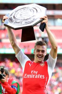 Chambers alzando la Community Shield (vía www.zimbio.com)