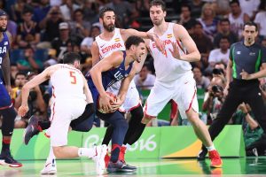 Thompson luchando por un balón entre españoles vía fiba.com