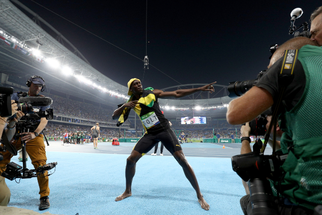 Usain Bolt haciendo el 'rayo' para celebrar su victoria. Fuente: rio2016.com