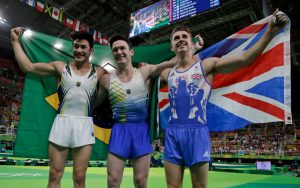 Los tres medallistas del aparato de suelo GAM. Imagen de The Sun