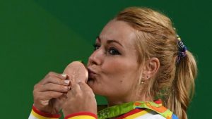 Lidia Valentin besando su bronce. (www.abc.es)