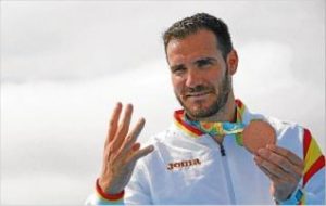 Saúl Craviotto posando con su bronce. (www.diariodegirona.cat)