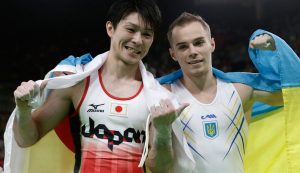 Kohei Uchimura (izquierda) y Oleg Verniaiev (derecha). Imagen de nbcolympics.com.