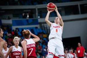Lanzamiento de Silvia Domínguez | Foto vía: FIBA