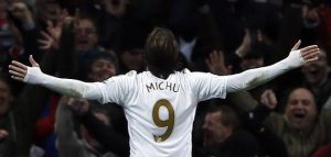 Michu celebra un gol frente al Arsenal. Imagen vía: marca.com