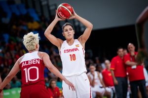 Marta Xargay buscando el pase | Foto vía: FIBA