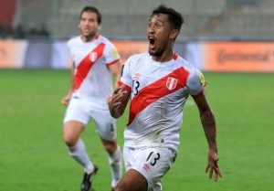 Tapia anota el gol del triunfo (PFPSeleccionPerú)