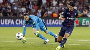 PAR114. PARÍS (FRANCIA), 13/09/2016.- Edinson Cavani (d) de Paris Saint Germain anota el 1-0 contra el arquero David Ospina (i) de Arsenal hoy, martes 13 de septiembre de 2016, durante un partido del grupo A de la Liga de Campeones realizado en el estadio Parque de los Príncipes en París (Francia). EFE/ETIENNE LAURENT