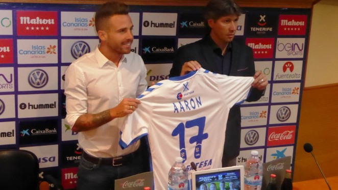 Aarón Ñiguez en su presentación con el Tenerife vía www.clubdeportivo tenerife.es