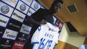 Detalle de la presentación de Amath Ndiaye Diedhiou en la Sala de Prensa del Heliodoro Rodiguez López vía www.clubdeportivotenerife.es