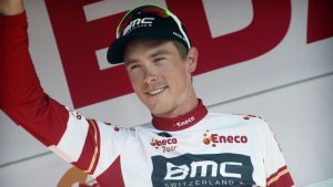 Rohan Dennis sonriente con el maillot de lider del Eneco Tour que le ha "arrebatado" a Dylan Groenewegen.. Vía: www.sport.be/enecotour