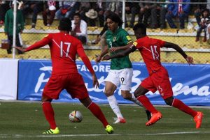 Martins enfrentando a los defensas peruanos (@CorreodelSur)