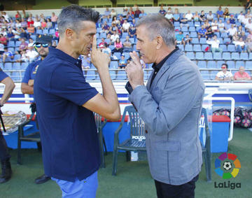 Pep Lluis Martí y Paco Herrera saludándose antes del choque
