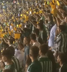 Afición mostrando la cartulina amarilla tras el himno como señal de protesta (vía @PBLaPole)
