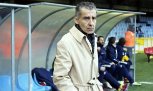 El técnico vasco Carlos Terrazas dirigiendo a sus pupilos desde el banquillo de Anduva vía www.sporthuesca.com