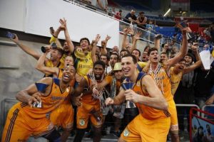 Celebración con la afición grancanaria Foto vía: elmundo.es