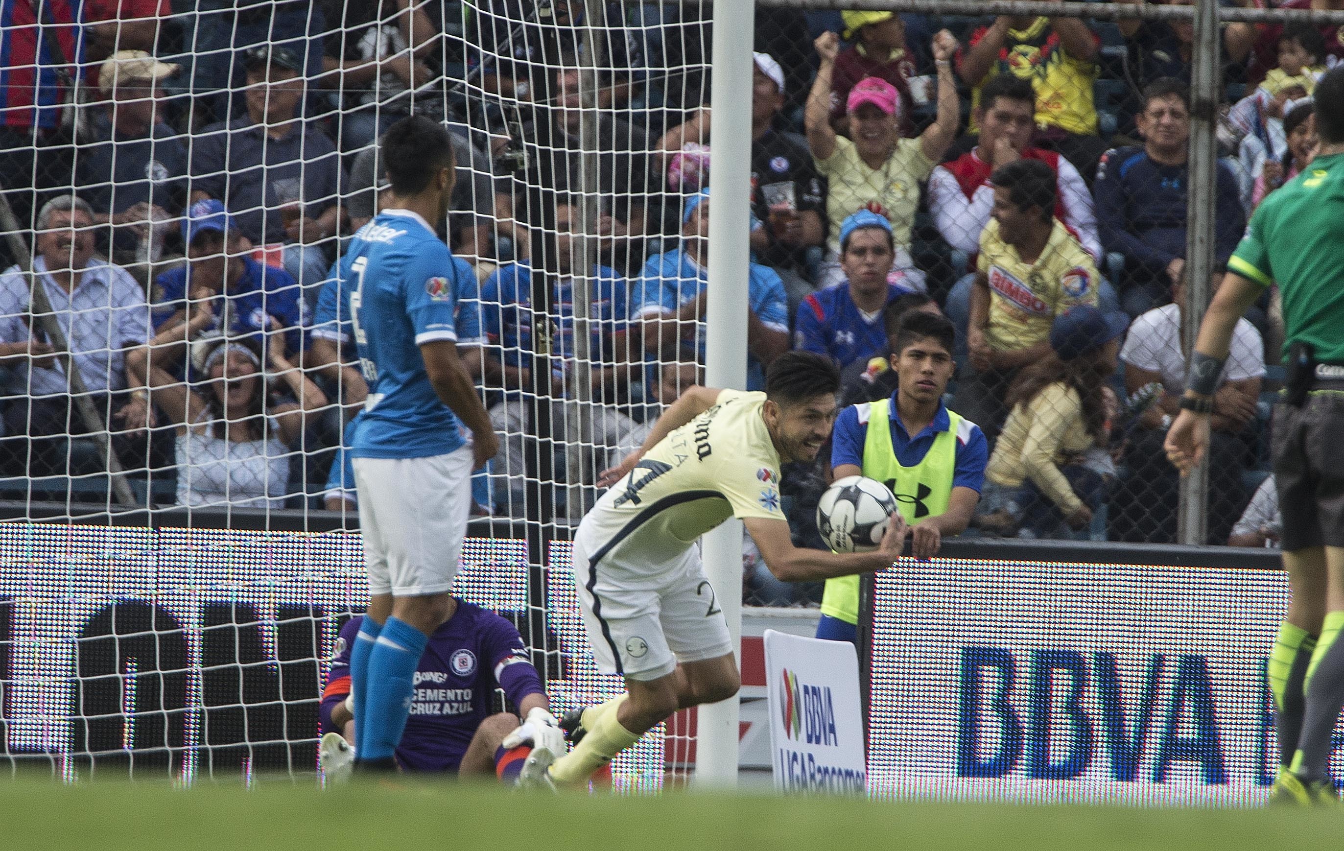 Oribe Peralta, delantero del América, festeja luego de marcar un tanto ante el Cruz Azul en el encuentro de la liga mexicana que se disputó el sábado 10 de septiembre de 2016 (AP Foto/Christian Palma)