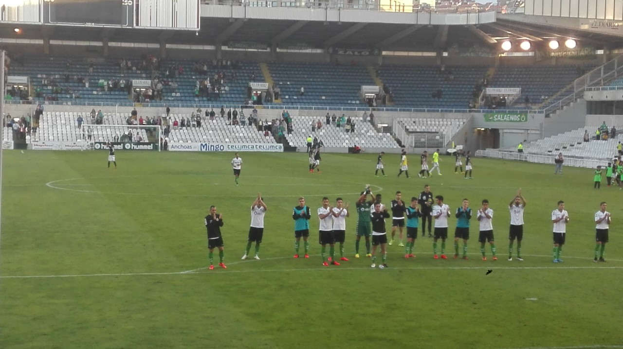 Los jugadores del Racing saludando a La Gradona .Foto @lillosantander