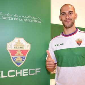 Posando con el escudo del Elche FC Sala