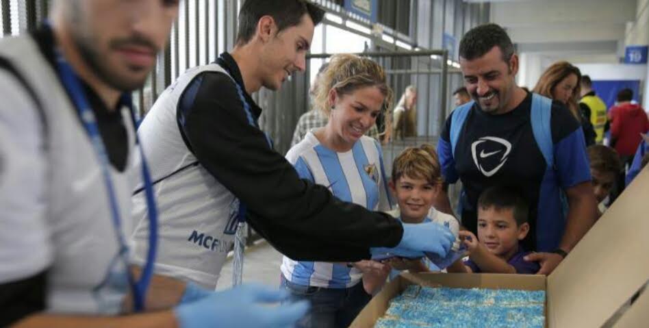 Tarta entregada a la afición por el 75 cumpleaños de la Rosaleda: Diario Sur