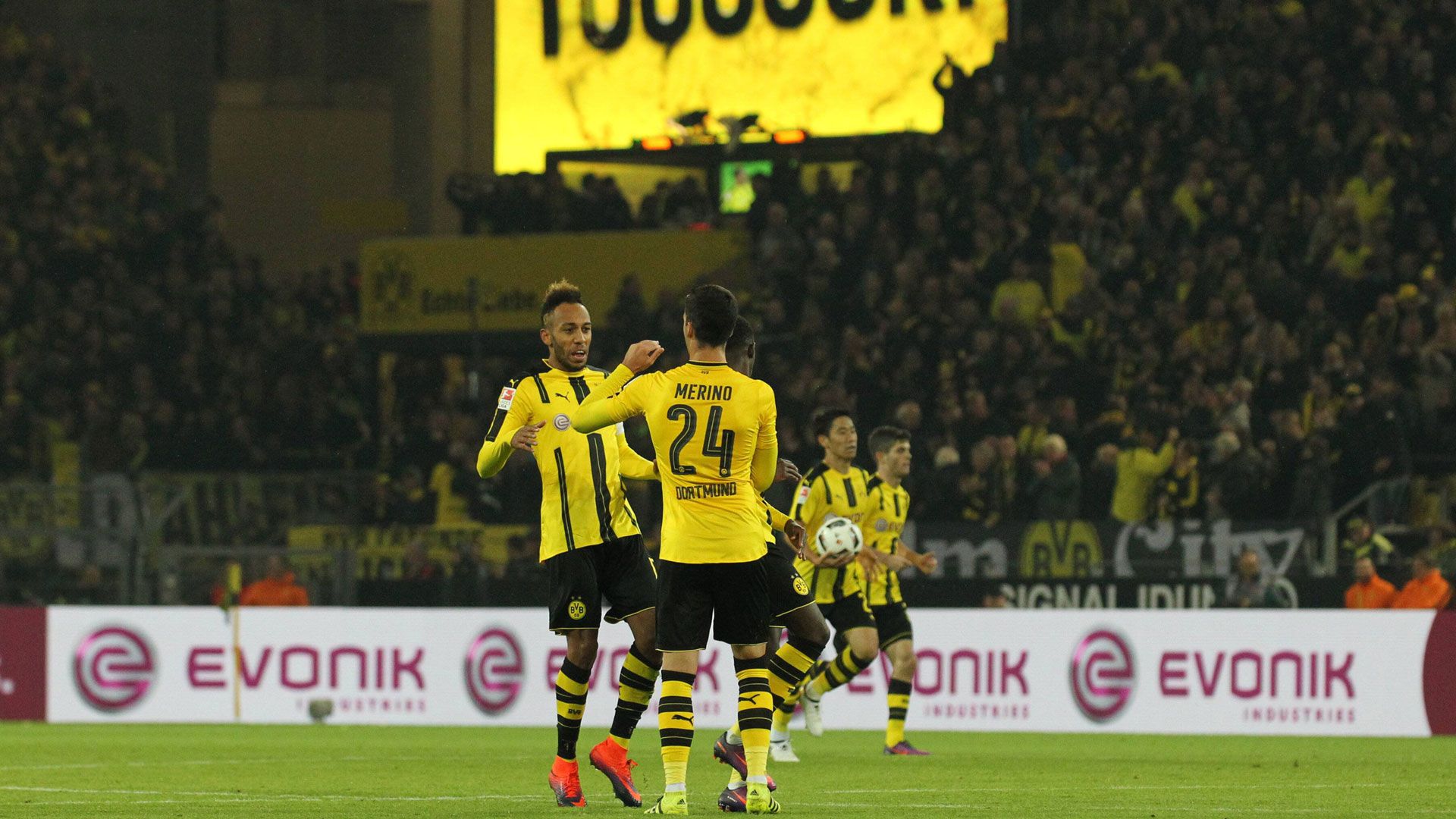 Festejo de Aubameyang junto a Mikel Merino (Foto vía bundeliga.de)