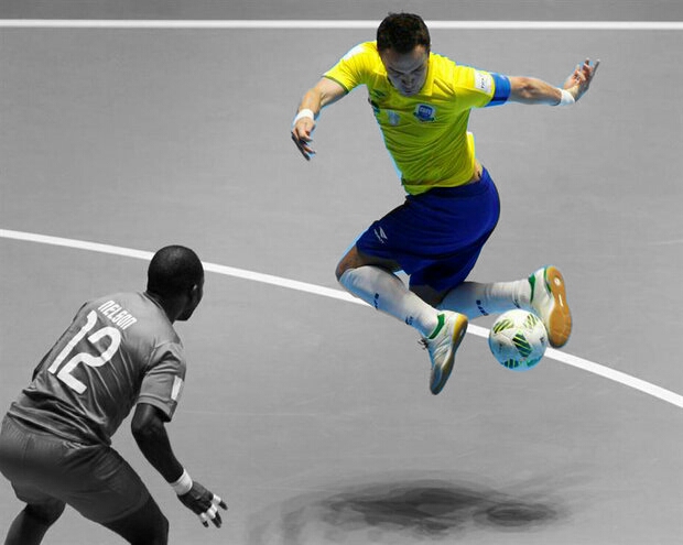 Falcao evitando la salida del portero con una acrobacia