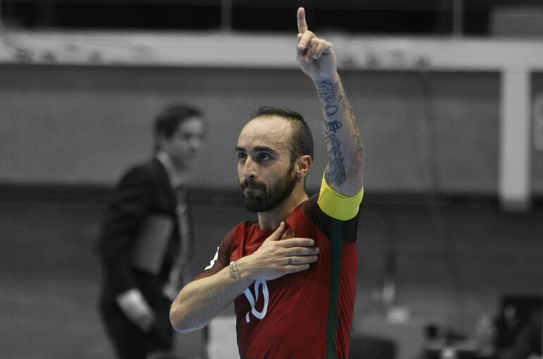 Ricardinho celebrando uno de sus goles