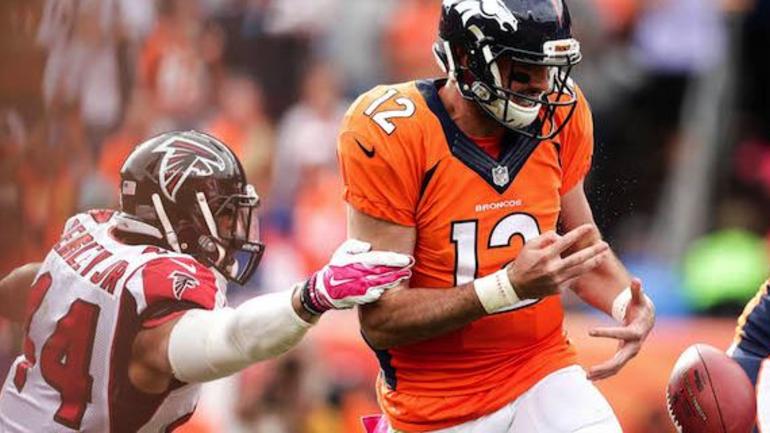 El "rookie" Paxton Lynch fue derribado hasta en 6 ocasiones. Foto: http://www.cbssports.com