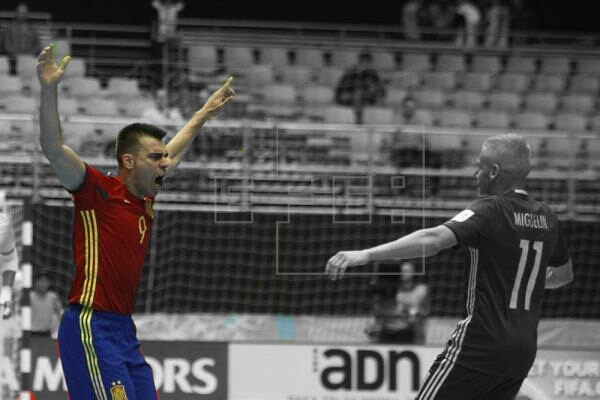 Sergio Lozano celebra un gol en compañía de Miguelín