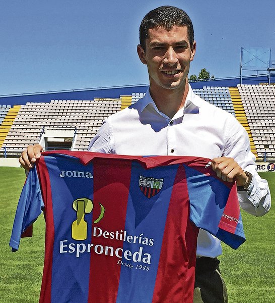 Diego Merino posando con la elástica azulgrana el día de su presentación 