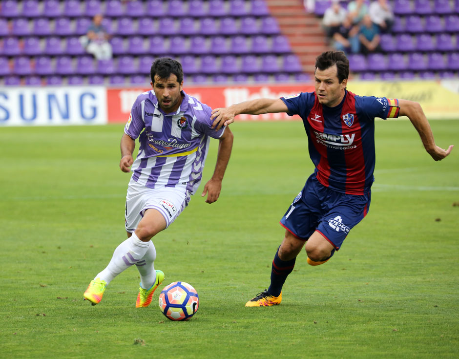 Álex López durante el partido ante la S.D. Huesca (Foto: realvalladolid.es)