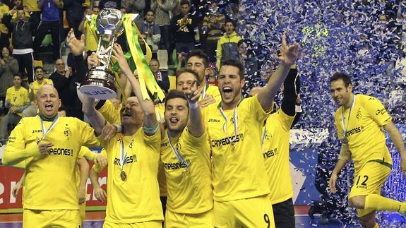 Carlinhos el día que consiguió alcanzar la gloria tras proclamarse campeón de España con Jaén Paraíso Interior en la 14/15 en Ciudad Real. Fotografía vía ElComercio.es
